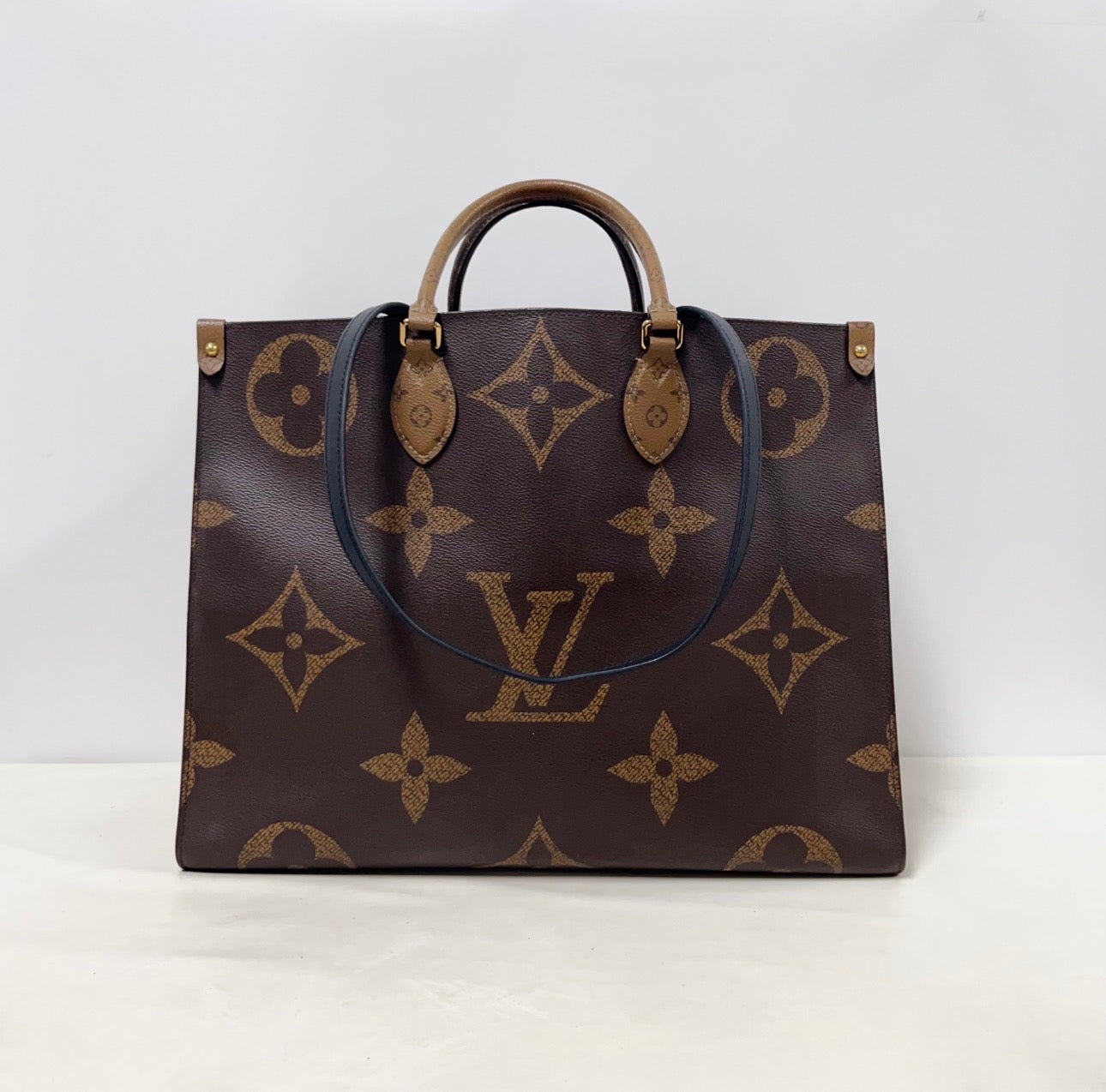 Louis Vuitton Monogram Giant OnTheGo MM Tote – M45321