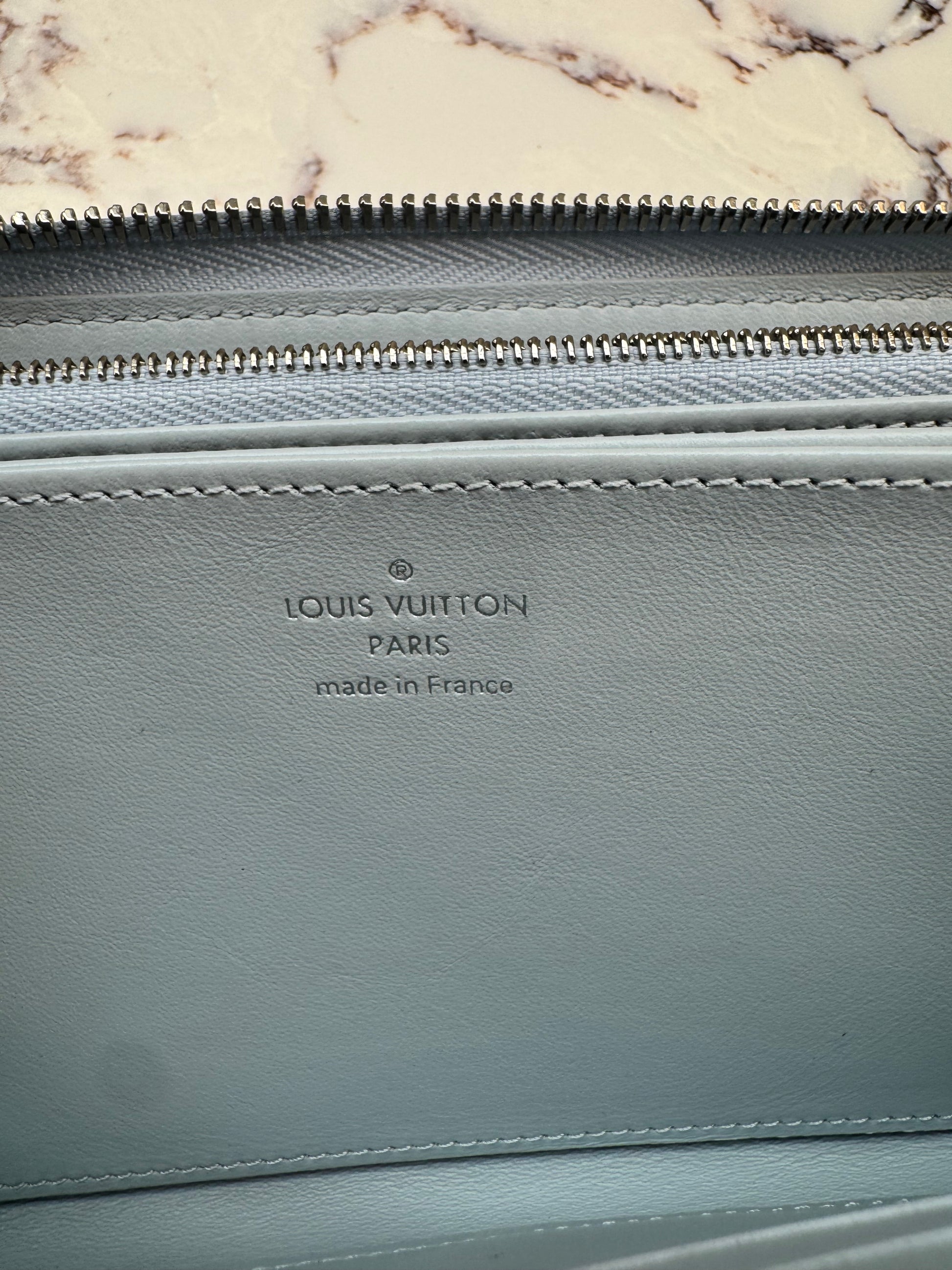 Louis Vuitton Mahina Zippy Wallet - additional view 4