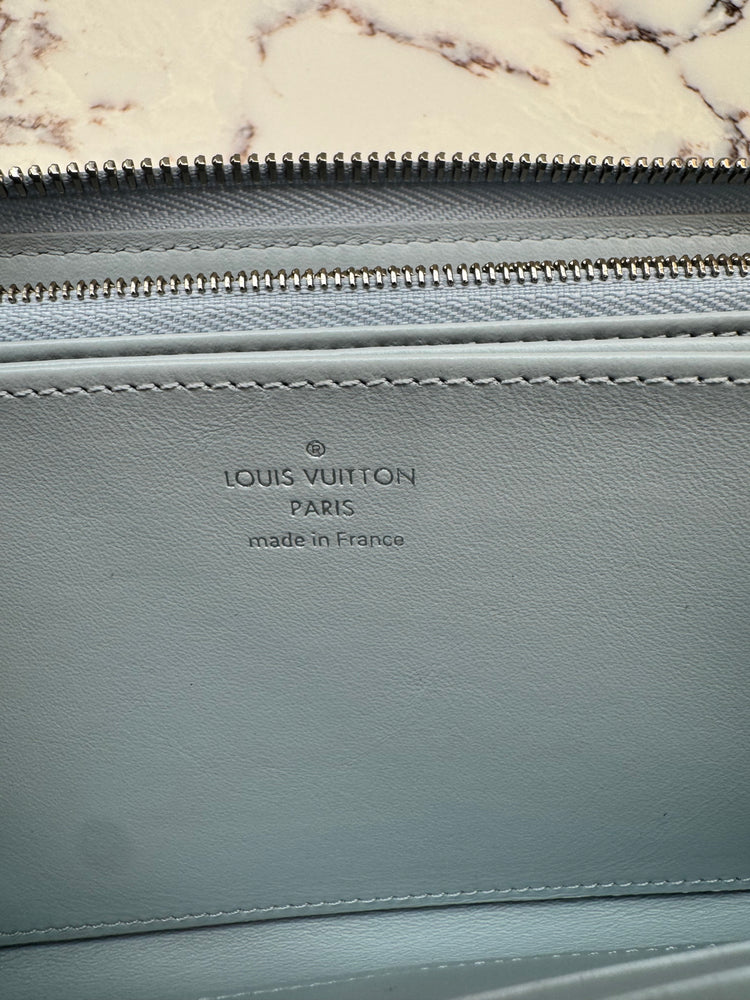 Louis Vuitton Mahina Zippy Wallet - additional view 4