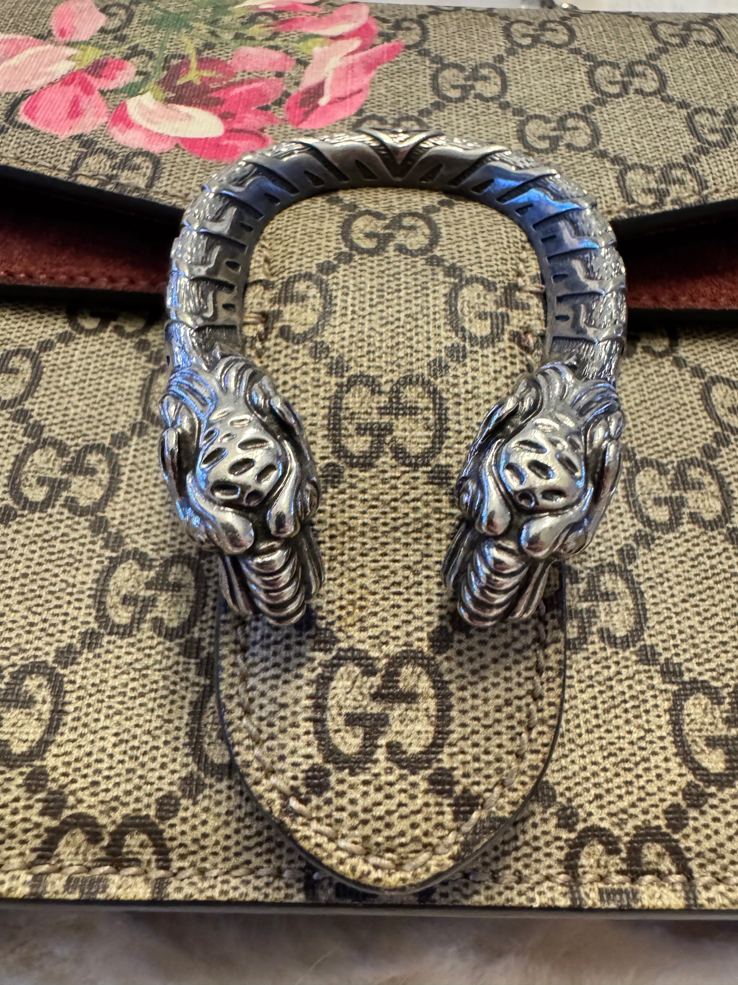 Gucci GG Supreme Dionysus shoulder bag featuring a Blooms print and a distinctive silver-tone tiger head clasp. - additional