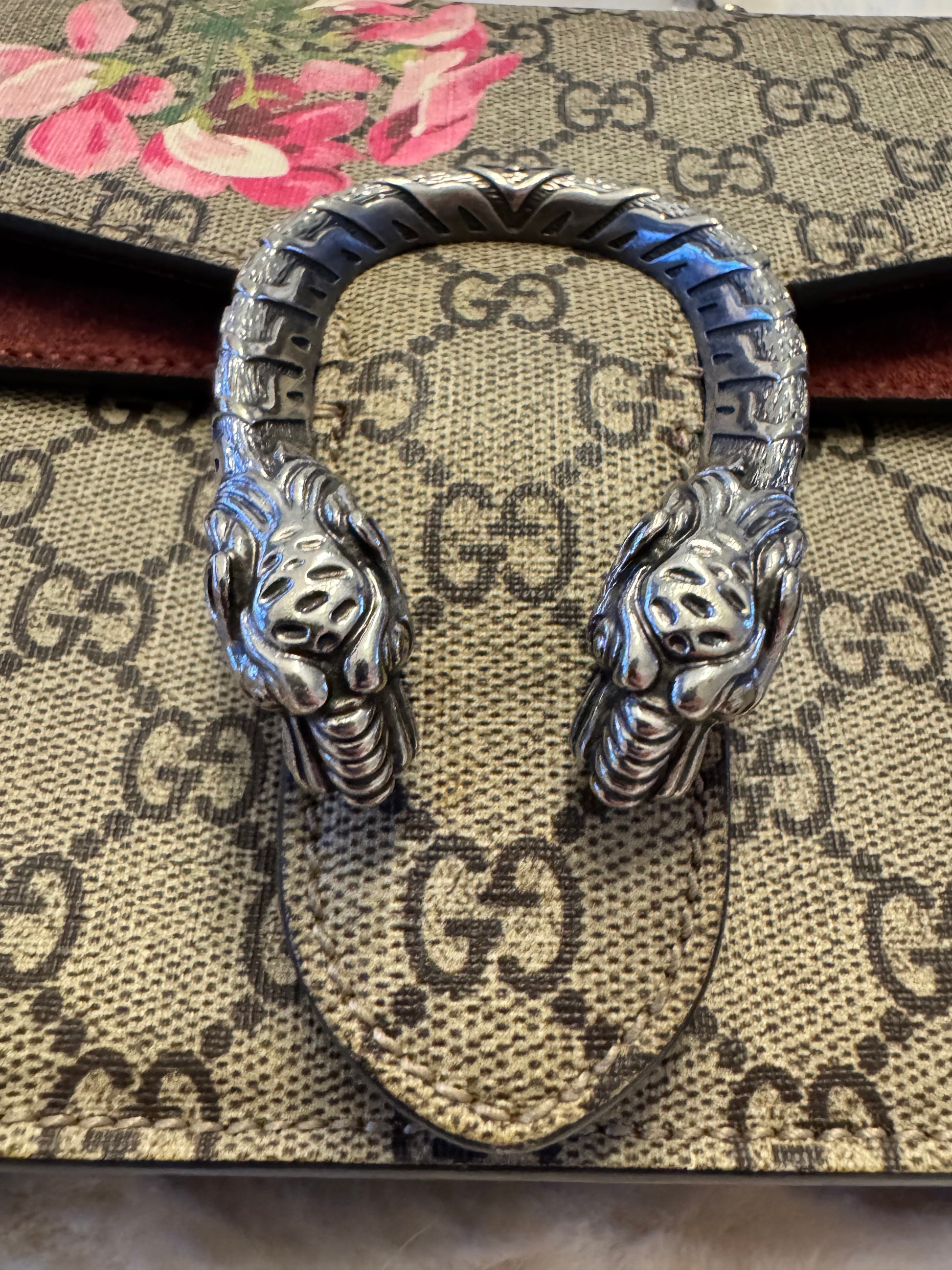 Gucci GG Supreme Dionysus shoulder bag featuring a Blooms print and a distinctive silver-tone tiger head clasp. - additional