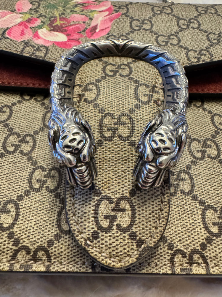 Gucci GG Supreme Dionysus shoulder bag featuring a Blooms print and a distinctive silver-tone tiger head clasp. - additional