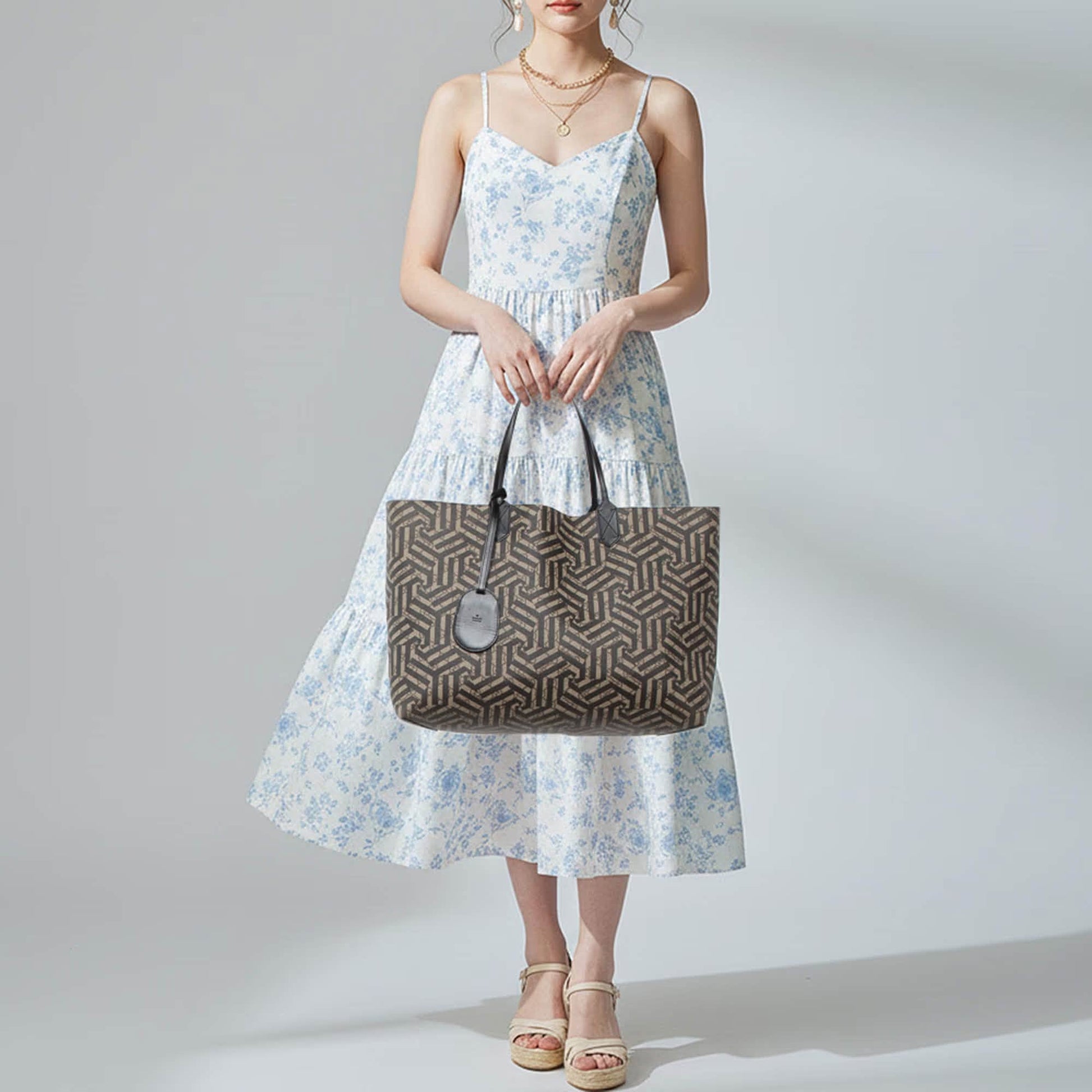Gucci GG Caleido Reversible Medium Tote – Beige & Black - additional view 13