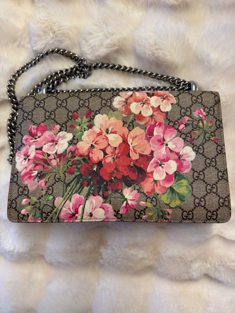 Gucci GG Supreme Dionysus shoulder bag featuring a Blooms print and a distinctive silver-tone tiger head clasp. - additional