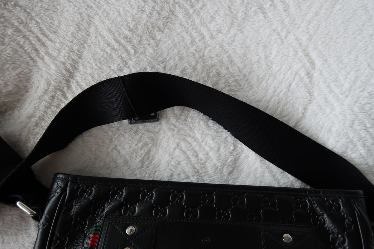 New Pics Gucci GG Embossed Black Leather Crossbody Unisex Messenger Bag - Excellent