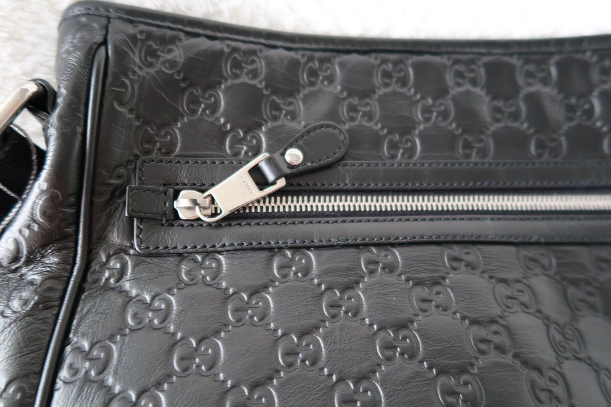 New Pics Gucci GG Embossed Black Leather Crossbody Unisex Messenger Bag - Excellent