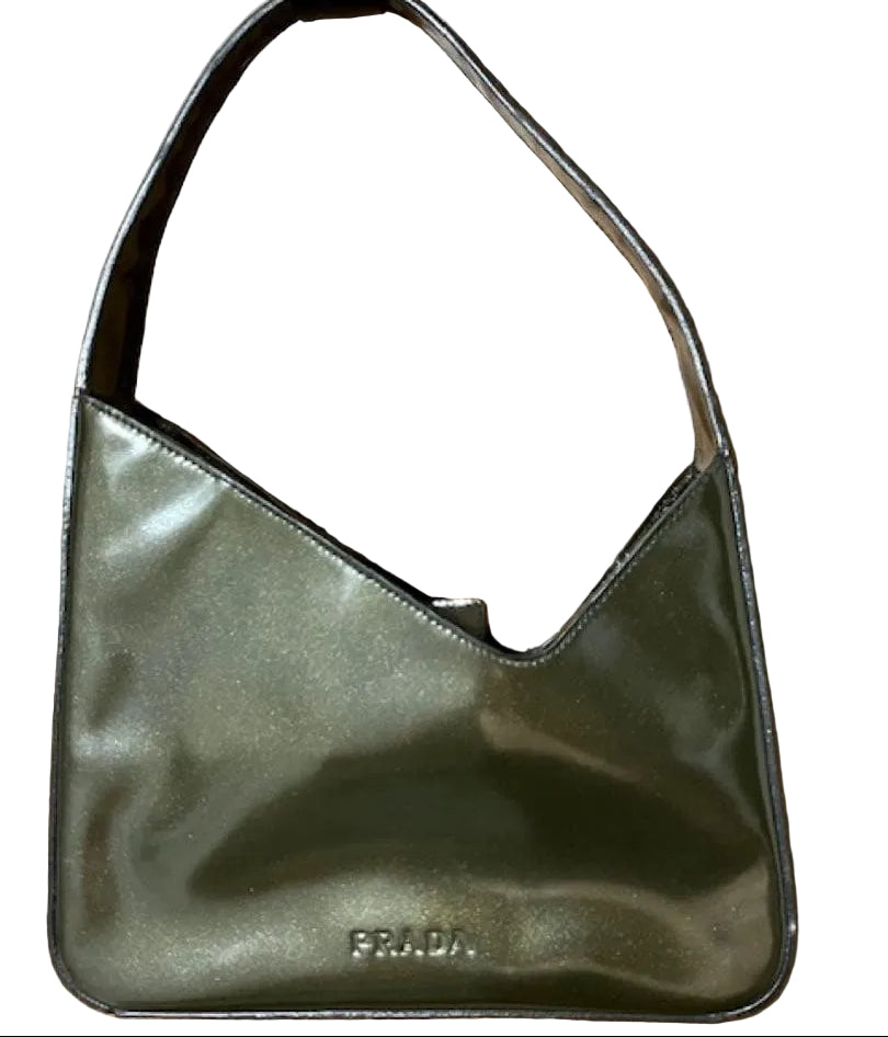 Ultra-rare, excellent condition Prada enamel handbag, can be worn as a one-shoulder bag.